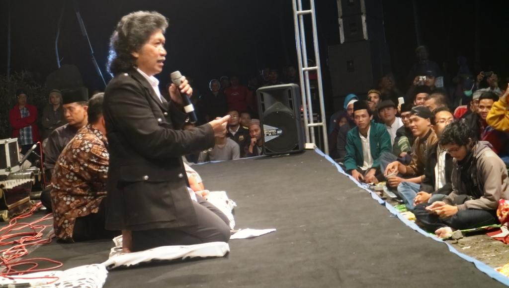 jalanbhakti's tweet photo. 22.05 | Cak Nun mengajak masyarakat Cangkringan utk belajar tentang sejarah Kopi https://t.co/pG0GeA9VM6