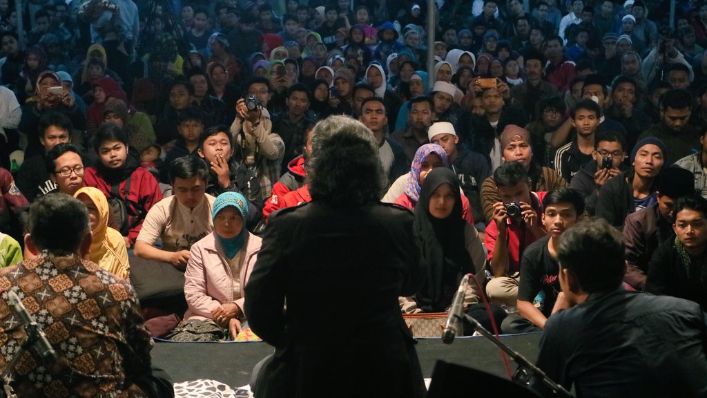 jalanbhakti's tweet photo. 22.00 | Cak Nun telah hadir dan bersama masyarakat Cangkringan | @EventKeiko https://t.co/a57cNR2bUo