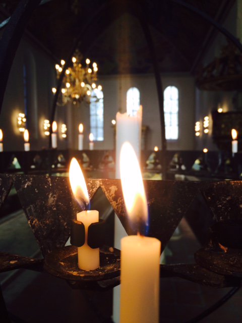 Colombocity's tweet image. Å minnes de døde - nære og kjære - med brennende lys i kveld, er øvelse for oss levende. Lyset brenner for livet.