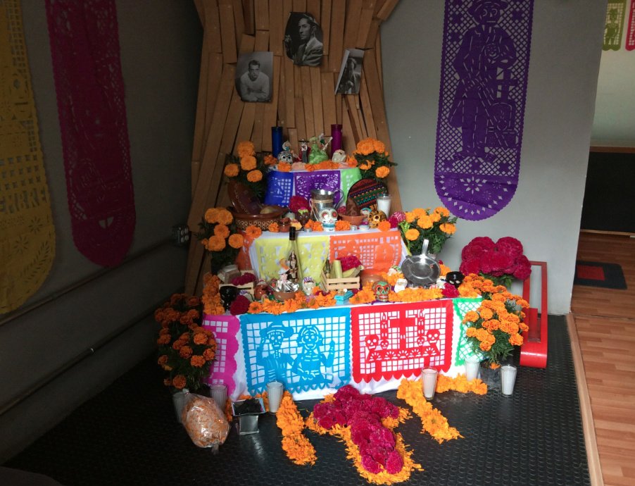 bacab_mx's tweet photo. #altar #DiaDeMuertos #cempazuchitl #papelpicado #BACABMX #office #Mexico #tradicion #cultural #celebracion https://t.co/lht3ZwGUWO
