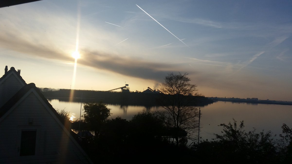 RobVersteegt's tweet photo. @OmroepGLD  Donkere rook 'wolken' aan de hemel, door de grote brand in Tiel. Te zien vanuit Lienden-Lingemeer https://t.co/TdOjxUTVbd