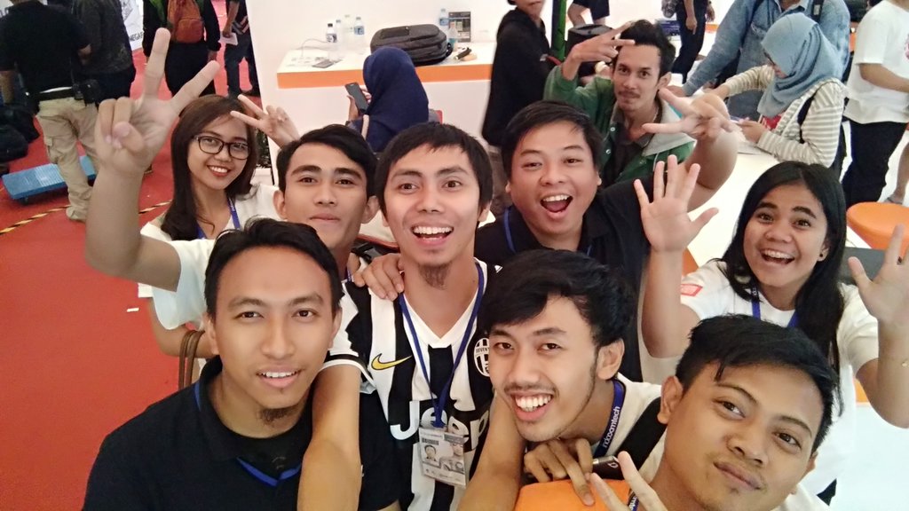 XiaomiIndonesia's tweet photo. Seluruh kerabat kerja yang bertugas mengucapkan terima kasih atas terselenggaranya event #Indocomtech2015 👍 https://t.co/gk4vmQPF7j