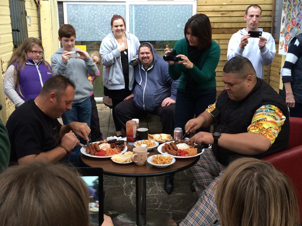 EmsLouSmith's tweet photo. @barryanddarren @HeavyHeavyd @LindaTVDealer @maddox_natalie @StorageHunterss big challenge ... They're off! https://t.co/dKqoxLOxK1
