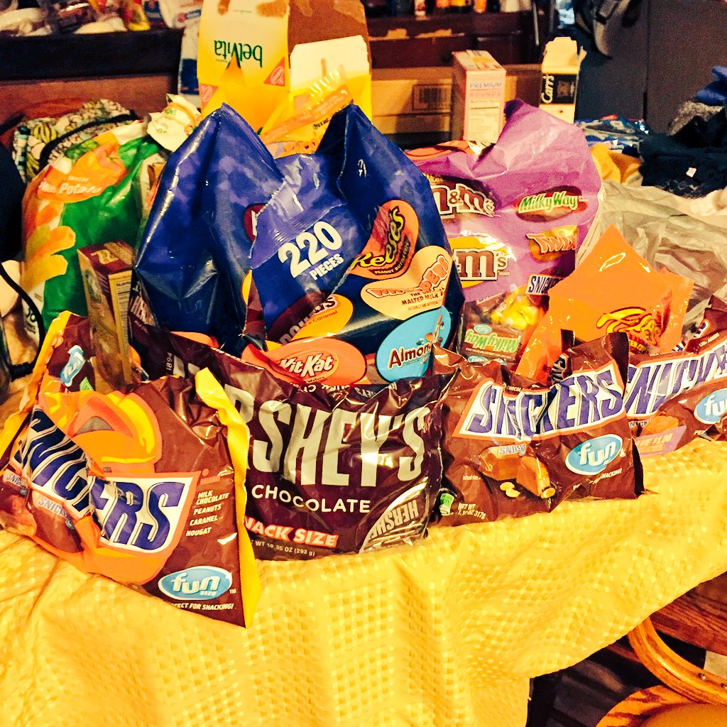 GGTimmons10's tweet photo. Raining in #NOLA again. My #diabetic mother has this much candy left over from #halloween2015 #candy for breakfast https://t.co/kQ0OQ7ye3W