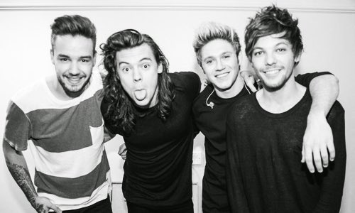 zxynhell's tweet photo. Diferentes caminos pero con un mismo sueño y un pasado que los une #ProudofOneDirection https://t.co/knCb0wXsBF
