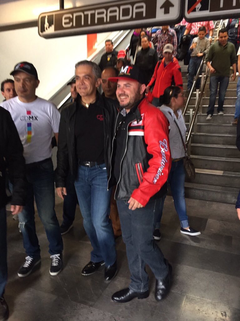Tonninho_'s tweet photo. Encontrarte en el @MetroCDMX al jefe @ManceraMiguelMX rumbo al @formulacdmx #awesome #F1FanZoneCDMX #ATodaVelocidad https://t.co/v0h6kBJjLJ
