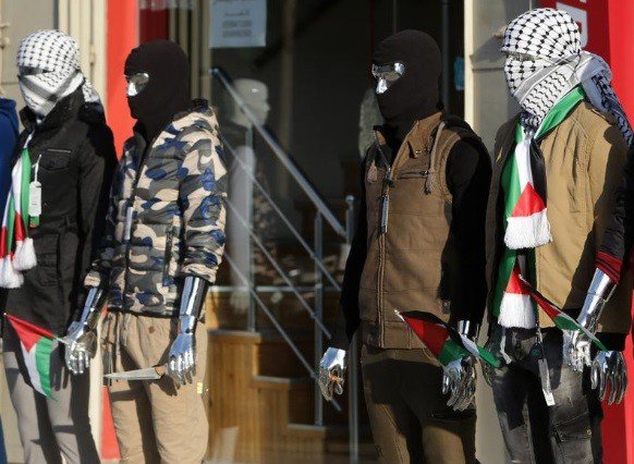 Manequins de loja em Gaza exibem facas. glo.bo/1l1R104