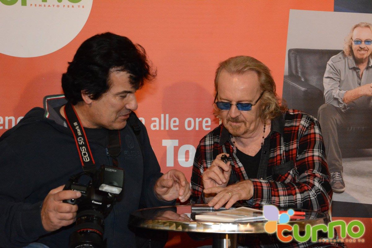 LucaTurati70's tweet image. L'incontro con il mitico @UmbertoTozzi al firma copie presso CURNO centro  commerciale.