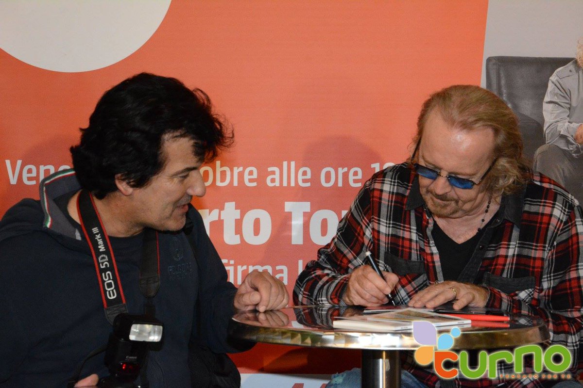 LucaTurati70's tweet image. L'incontro con il mitico @UmbertoTozzi al firma copie presso CURNO centro  commerciale.