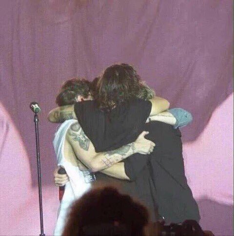 thestylesfandom's tweet photo. This picture means a lot to the fandom! It means the boys loves us so much bc they stayed for us and we did the same https://t.co/OG8Dv3TmJf
