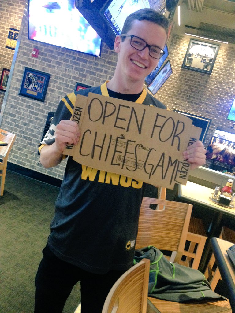 BwwLawrence's tweet photo. Casey (@gogreen894) is ready for some customers! #GoChiefs 🏈👌🏼 https://t.co/LURRrp6Vgt