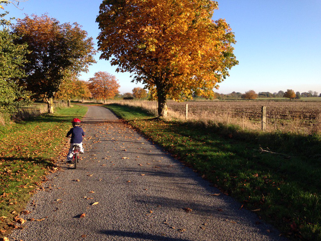 virtual_f_m's tweet image. Perfect perfect day for a bike ride! Amazing weather..Amazing colours..Wonderful #sunshine