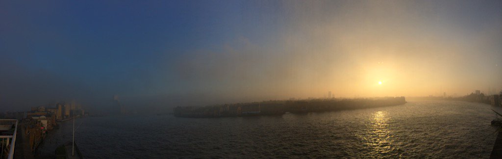 lensonthethames's tweet photo. Fog rolling in over the Docklands and River Thames as the sun sets beyond Rotherhithe. Canary Wharf has disappeared! https://t.co/crxd0rBlMq