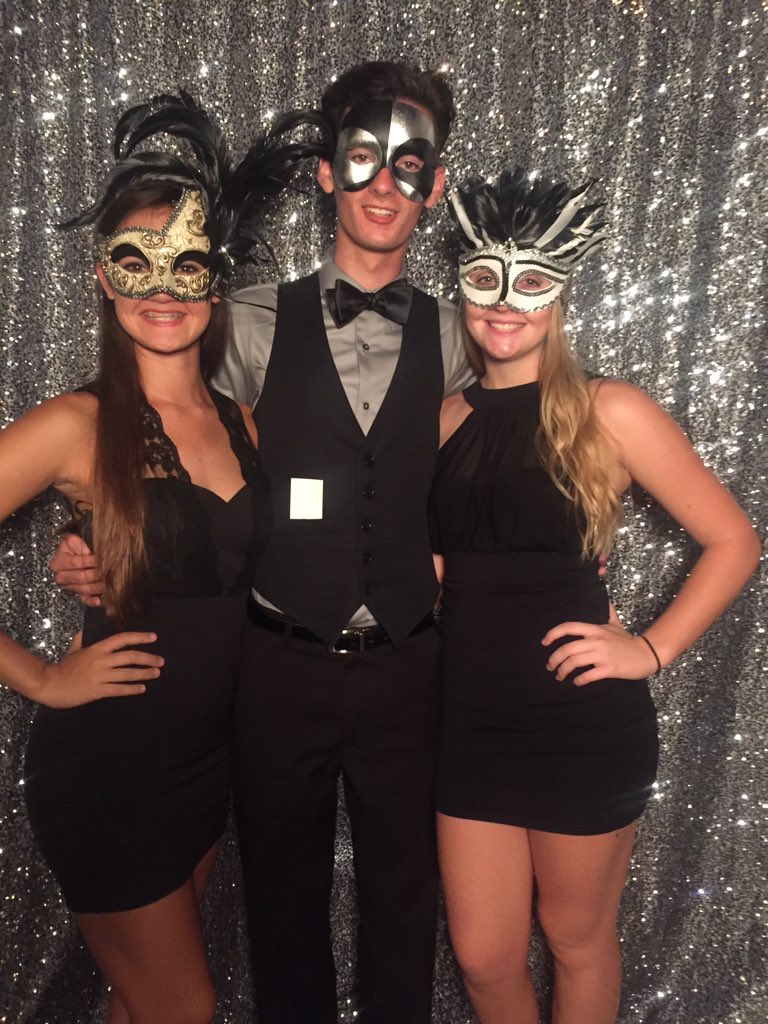 cassidylynn99's tweet photo. had a fun night🎭 #samsparty https://t.co/DcuQKDYhb6