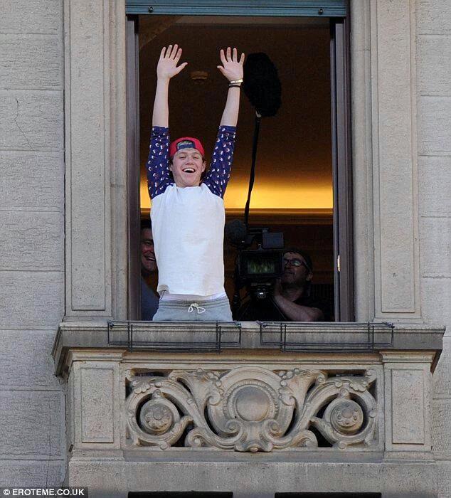 xcaliforniall's tweet image. 'RAISE YOUR HAND IF JOINING THIS FANDOM WAS THE BEST DECISION YOU EVER MADE'

#ProudofOneDirection