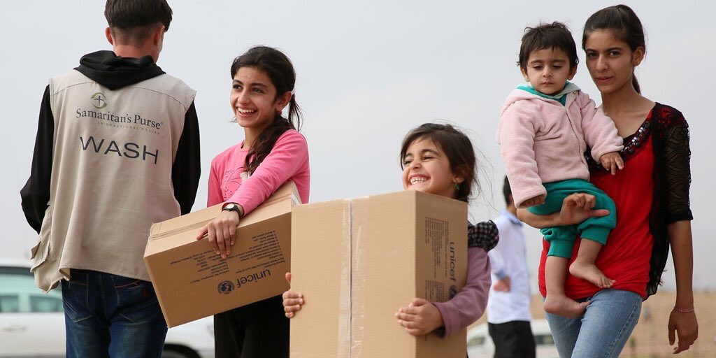 UNOCHA's tweet image. This week, @UNICEFiraq distributed blankets/clothes to 8,415 children in northern #Iraq to prepare for winter