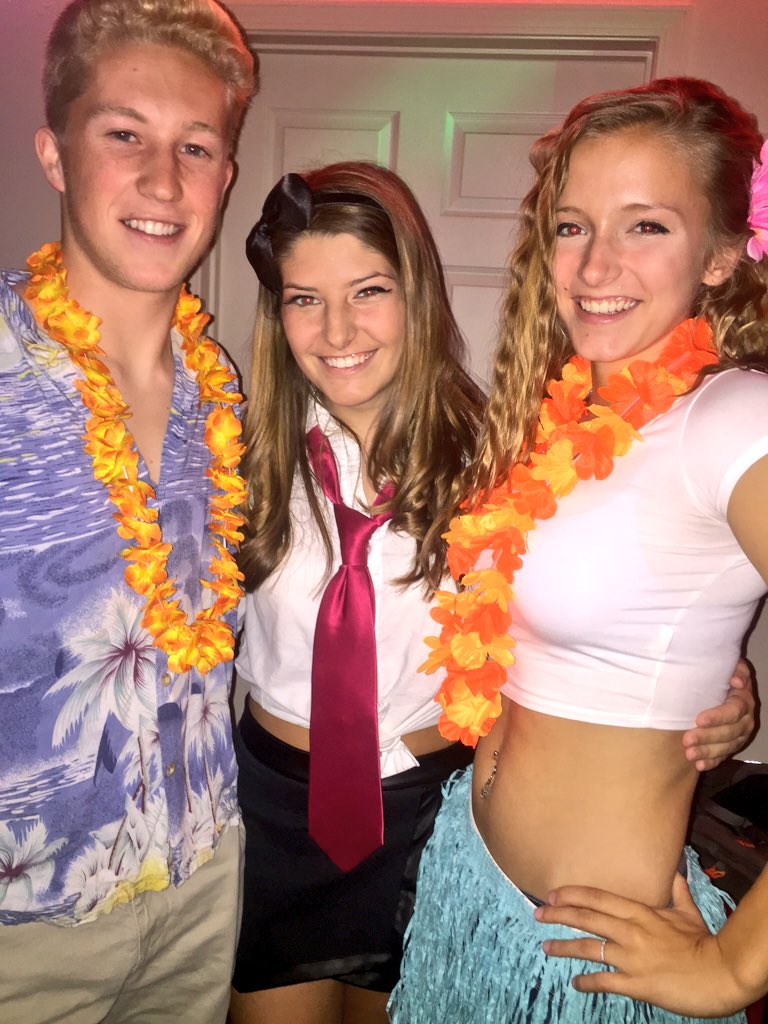 paigelamarrre's tweet photo. My fav cousins, my fav seniors❤️ https://t.co/sCYxBgGBYD