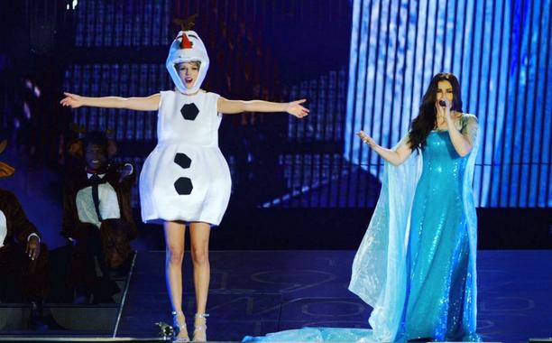 EW's tweet photo. .@TaylorSwift13 performed 'Let It Go' in an Olaf costume with @IdinaMenzel: https://t.co/KJxGVZeZlF ⛄️ https://t.co/OOHXeHQ66x