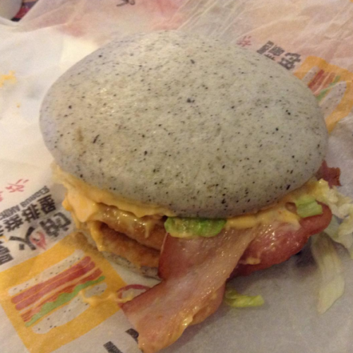 innovanoticias's tweet photo. La nueva hamburguesa color gris de Mcdonalds que está volviendo a todos locos. VER:https://t.co/zO7ylOQ75i… https://t.co/lNpEQycSlZ