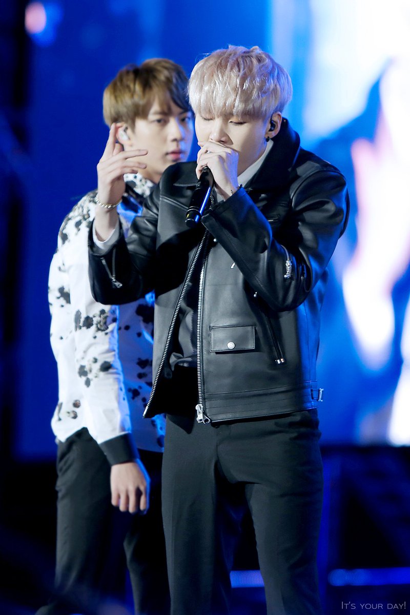 itsyourday0613's tweet photo. 등뒤에서 이상한 기운이 느껴진다

#방탄소년단 #슈가 #SUGA @BTS_twt 
https://t.co/VJQm9NLCoA https://t.co/XpZJnZHfhr
