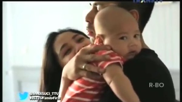 nr_1717's tweet photo. Disini pusat perhatian senyum manis Gigi, Hidung Raffi & cincin nikah + Rafathar yg nengok fokus ke kamera #rerunJS https://t.co/32boNtFVTv