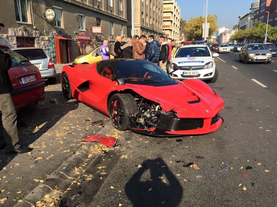 Разбили новую машину. Феррари 360 Модена Разбитая. Ferrari LAFERRARI разбитые.