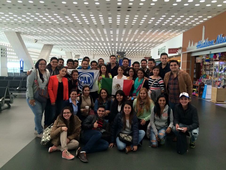 EverardoPadilla's tweet photo. Se van a Argentina a estudiar para ser mejores políticos. Así son las oportunidades de vida que da @AccionJuvenil https://t.co/Jj0NKMKert