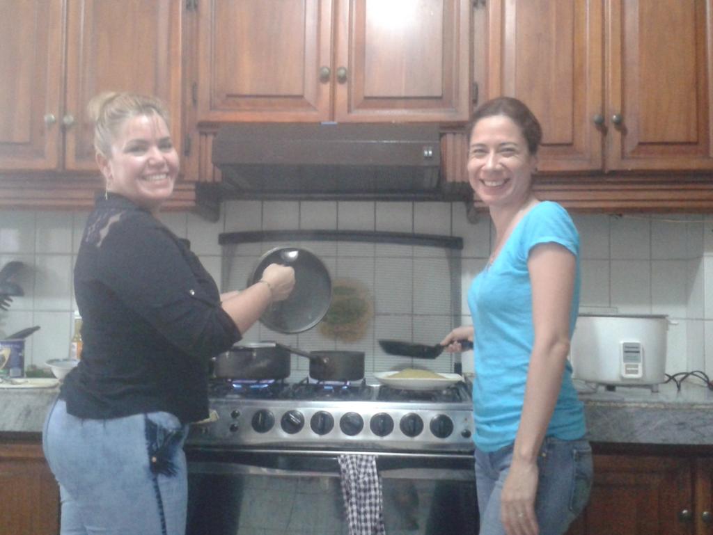 soyOPC's tweet photo. Cocinando#ropavieja y #congris con las meras meras # Ecuador y #Cuba @Jelenabra https://t.co/4b2alVa6k0