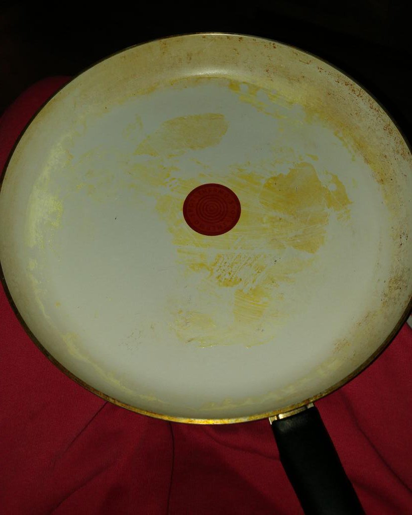 SanderValk1980's tweet photo. Tefal je denkt ook aan niks! 3 x de pan gebruikt nu al het raam uit. #Tefal #slechtepan https://t.co/MWumTdSGA0