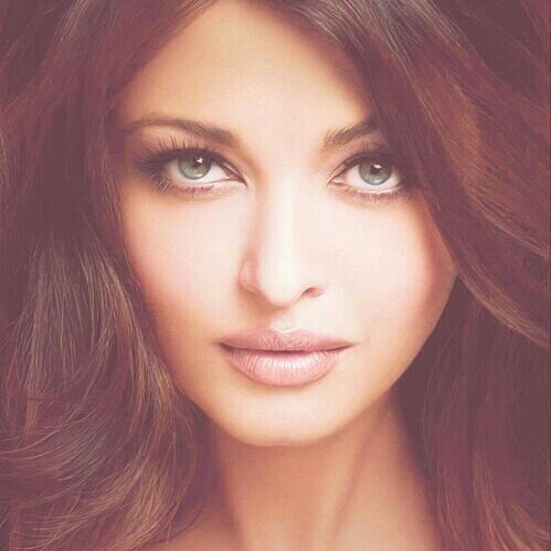 Oh, it\s november 1st ! Happy birthday to this beauty queen Aishwarya Rai Bachchan ! 
