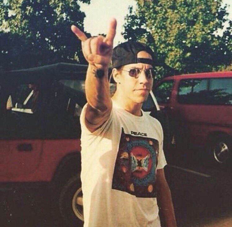 HAPPY BIRTHDAY TO THE LEGEND ANTHONY KIEDIS! greatest man alive 