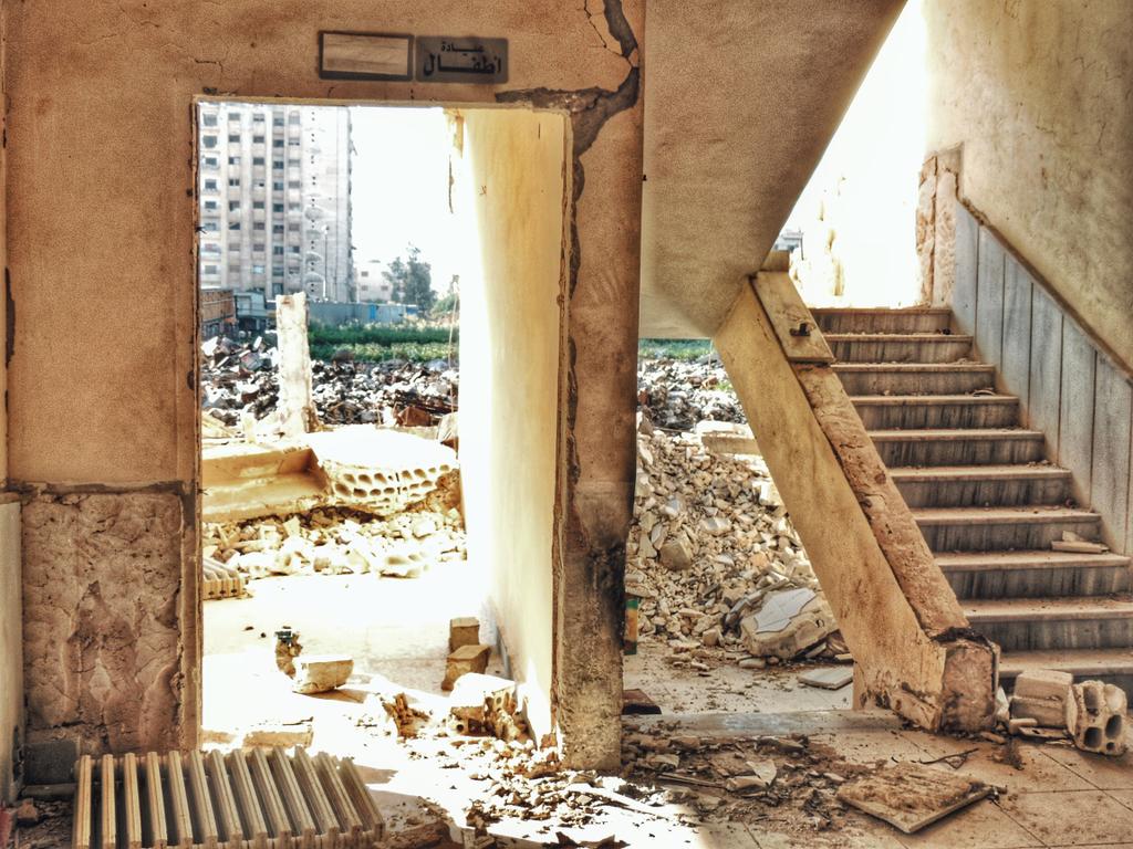 MuhanadHammoud's tweet photo. عيادة أطفال سوّيت بالأرض،ضمن مبنى العيادات الشاملة،والذي استهدفته طائرات النظام،خلال قصفها #الوعر_المحاصر قبل أشهر https://t.co/NV8W6Dev7b