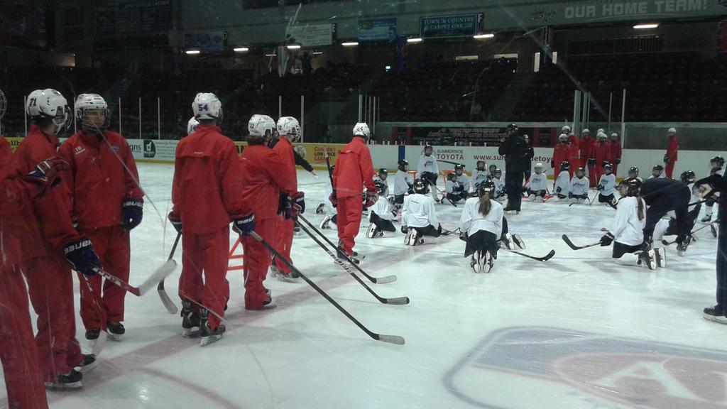 CUPEvents's tweet photo. @SsideCapitals are on the ice helping out the little ones @BauerHockey @HockeyCanada #thefirstshift #samha https://t.co/D1LPTPhAu6