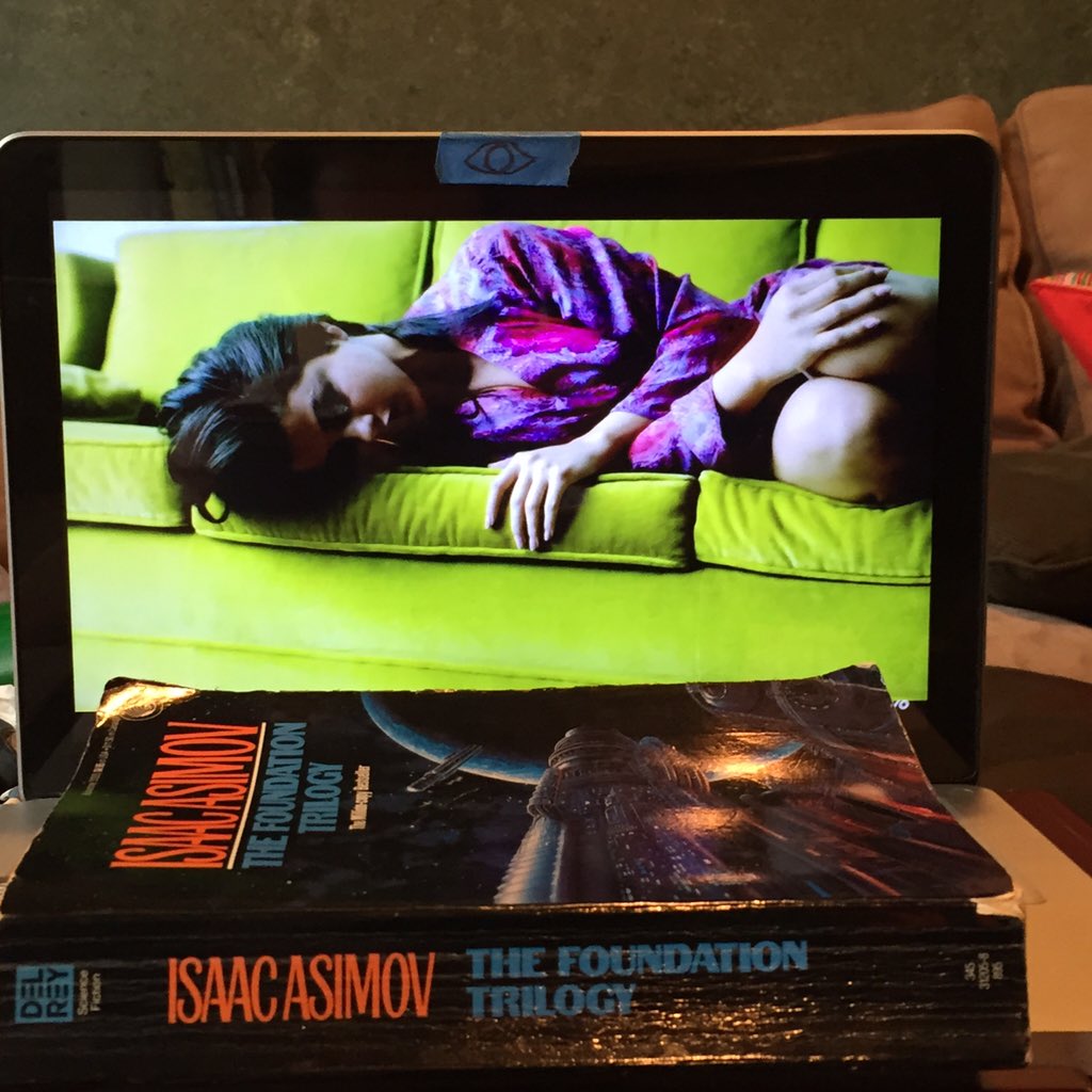TiMEoFPoSTiNG's tweet photo. Lying on the couch with a #GreatBook๐,
#snax, & #MViDs on #myLT.
<#QuietTimeAlone<O>
#FOUNDATiON๐๐
๐ต{#GoodForYou}#SG https://t.co/SEDZDaE9to