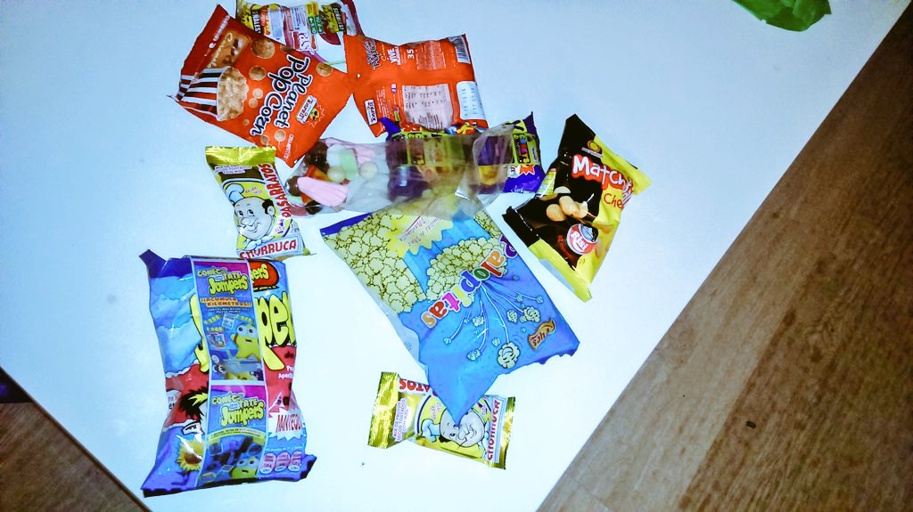 LunaFernandezL's tweet photo. Pelis y chuches https://t.co/C0C0Ib59kt