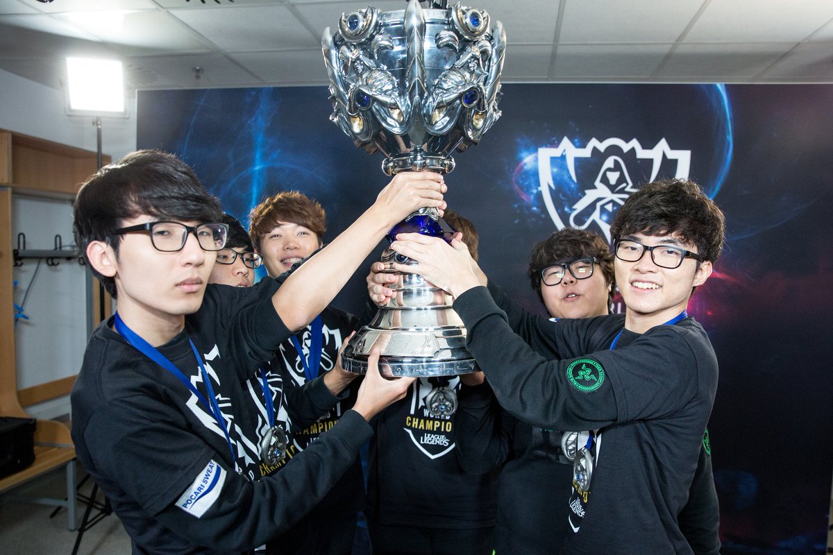 lolesports's tweet image. The photos of #Worlds can be found at flickr.com/lolesports