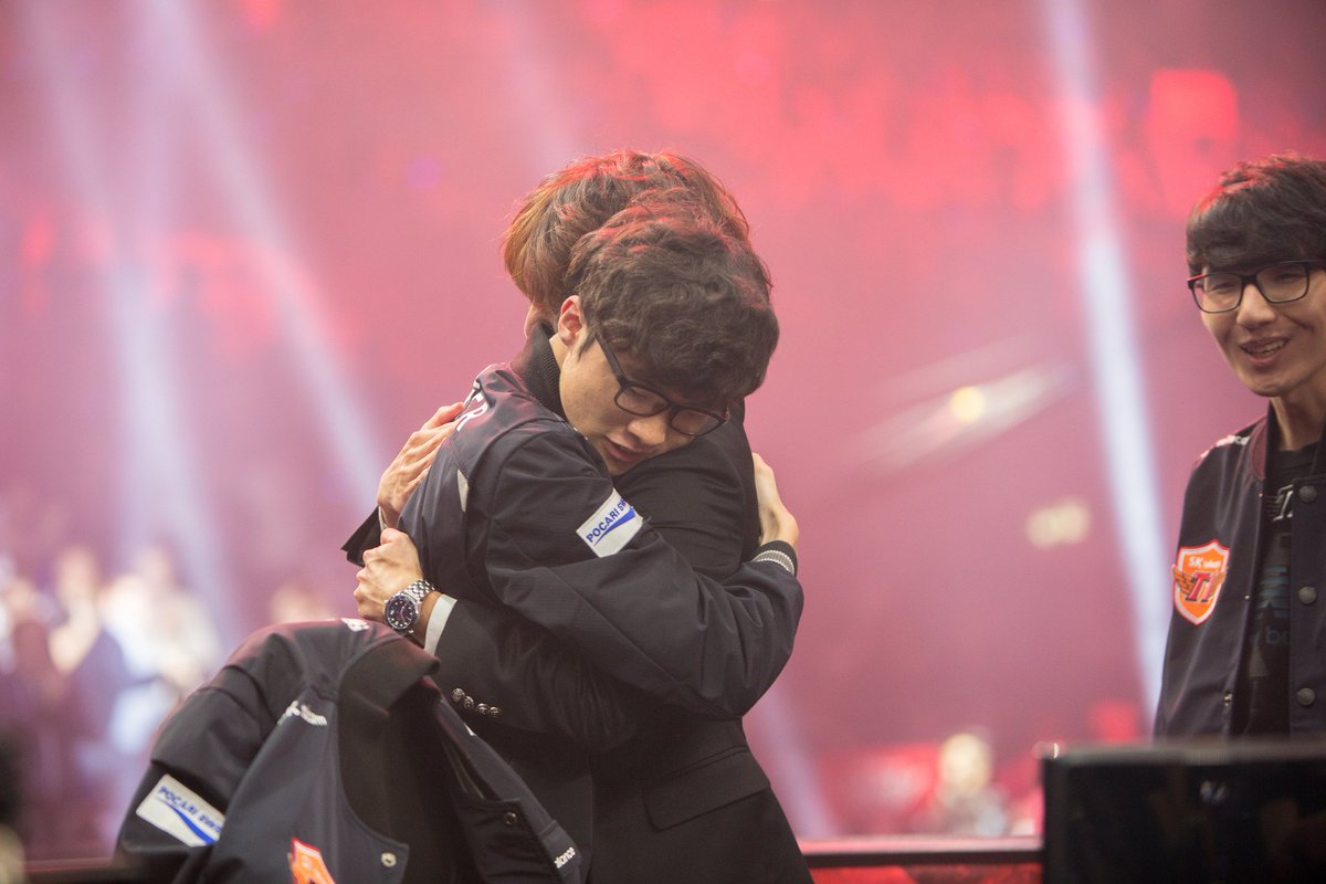 lolesports's tweet image. The photos of #Worlds can be found at flickr.com/lolesports