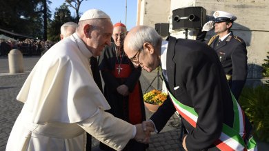 repubblica's tweet image. Roma, Tronca si insedia in Campidoglio e poi saluta il Papa: "Da lui parole che danno la… larep.it/1M9SE6a
