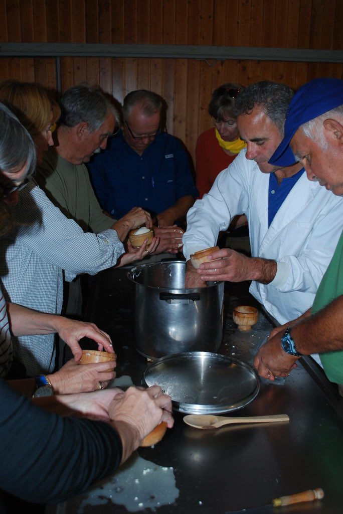 Unha das actividades que máis lles gusta ós que nos visitan son os nosos obradoiros de elaboración de queixo!