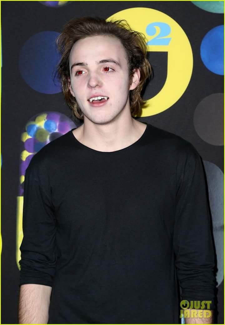 TheDriverEraMEX's tweet photo. Fotos de Ryland en la fiesta de Just Jared.
#R5MxUpdate https://t.co/3qtbypohUN