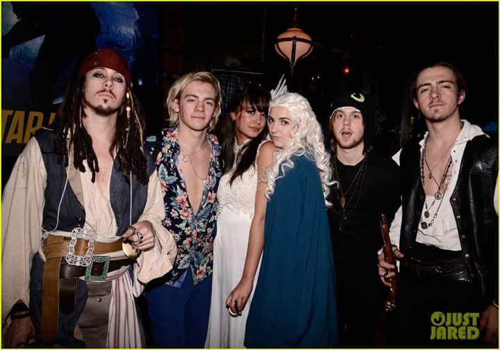 TheDriverEraMEX's tweet photo. Fotos de R5 en la fiesta de Just Jared.
#R5MxUpdate {2/2} https://t.co/wS9OFlhnXP
