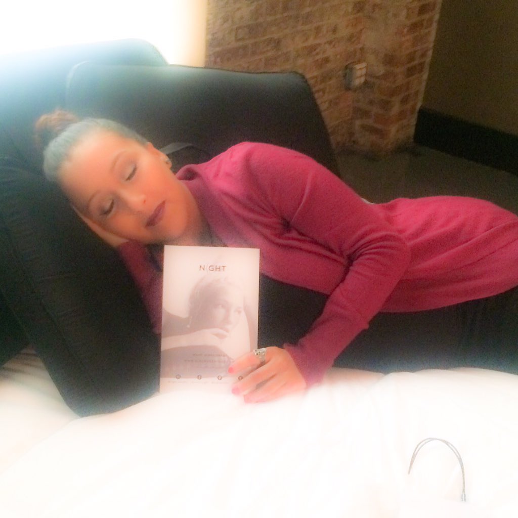 thatsBetsyV's tweet photo. Taking a quick snooze at the #WeAllGrowNYC w/this special @nightbenefits pillow that make ur skin &amp; hair healthier https://t.co/RgKxB8vHoX