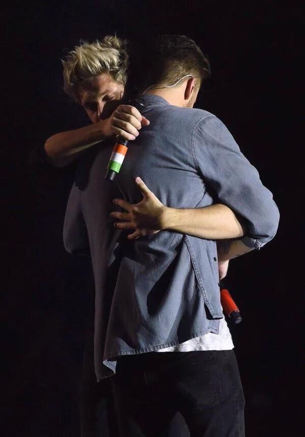 sunshiinesniall's tweet photo. "we're brothers and we'll be back." #ThankYouForEverythingOneDirection https://t.co/HpbHpnpTw3