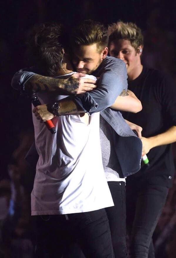 sunshiinesniall's tweet photo. "we're brothers and we'll be back." #ThankYouForEverythingOneDirection https://t.co/HpbHpnpTw3