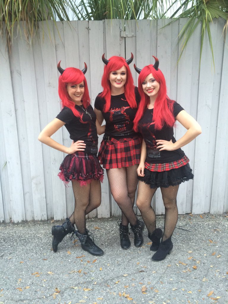 ohhh_nicoleee's tweet photo. When your squad is π₯πππβ€οΈπ―βοΈπ #shots #HOS15 #Howloscream https://t.co/YTV0kz5Ei8