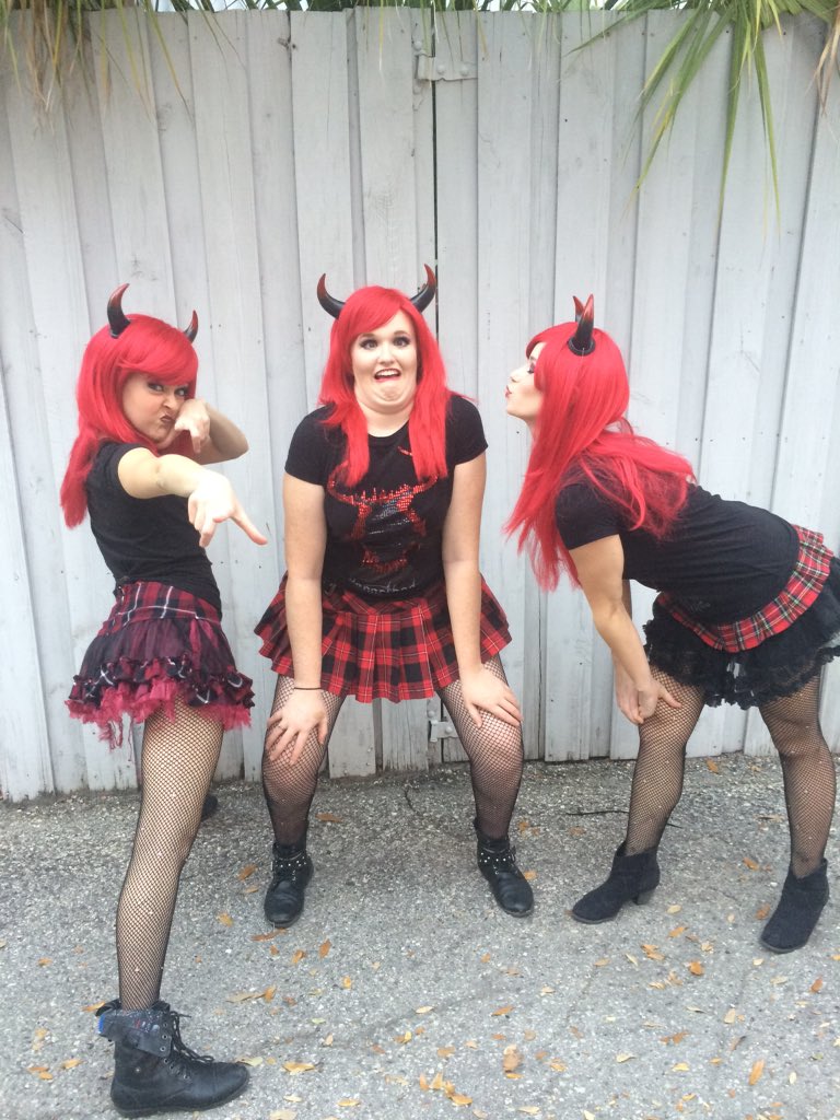 ohhh_nicoleee's tweet photo. When your squad is π₯πππβ€οΈπ―βοΈπ #shots #HOS15 #Howloscream https://t.co/YTV0kz5Ei8