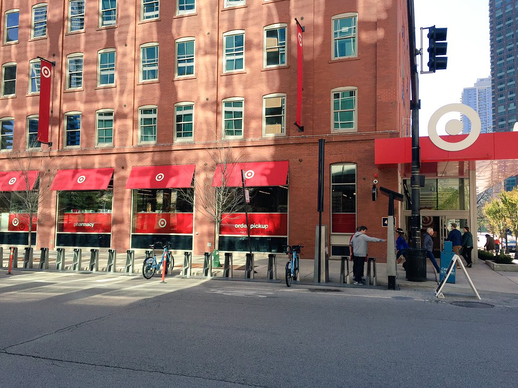 LayshaWard's tweet photo. Loving the new Streeterville @Target in #Chicago! https://t.co/n3gajCxLSr