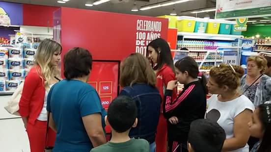 ngmodelscatamar's tweet photo. Seguimos regalando sonrisas con la promo #100AñosCocaCola en VEA de Av. Belgrano con staff de #NG #EventosIntegrales https://t.co/TdsGCOVE2z