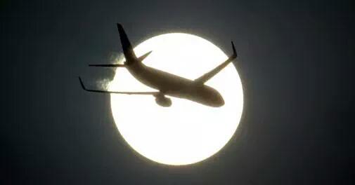 RjVineet3's tweet photo. Win on #CCLH @Malabartweets Gold Voucher,@jetairways tickets & 1 lac rs #UltraLedLight @Suno1024 #YehDiwaliSunoWali https://t.co/Z7xp1KLGUg