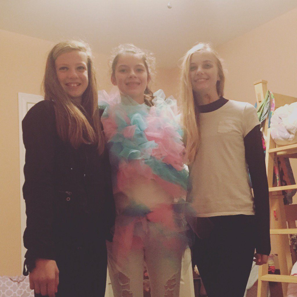 abuschmidt2003's tweet image. Great Halloween with Lilly and Emma🎃🎃🎃🎃 we got so much candy!🍫